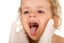 Как лечить горло малышам